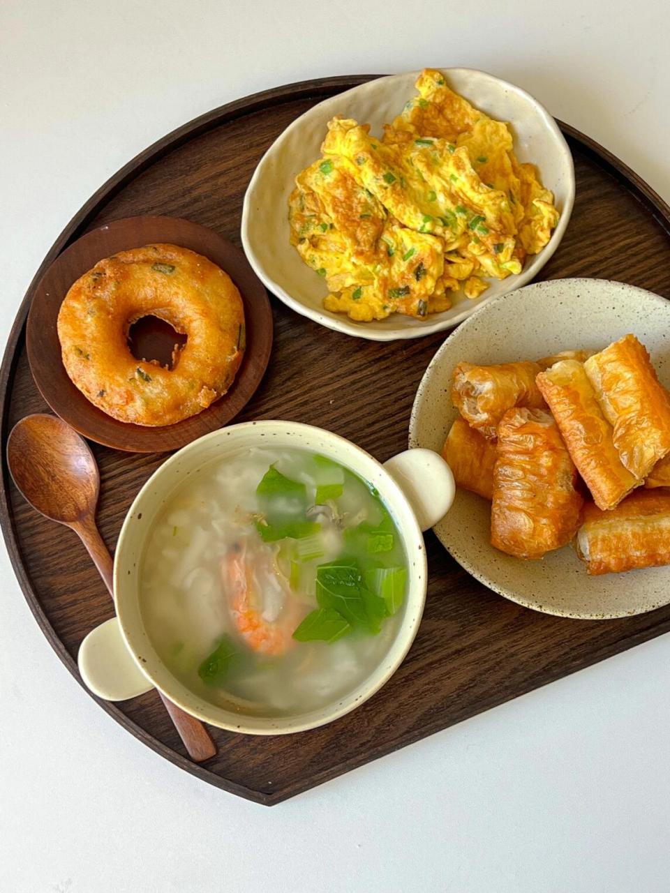 锅边糊 油饼 油条 葱花煎蛋93 这应该属于福州人的早餐吧!