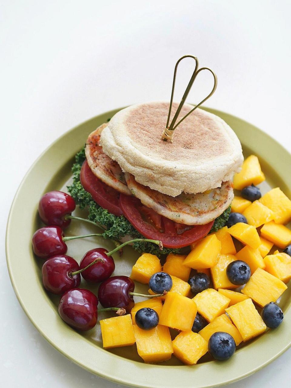 今日食材: 全麦英式麦芬面包胚92 羽衣甘蓝02 西红柿97 冷冻