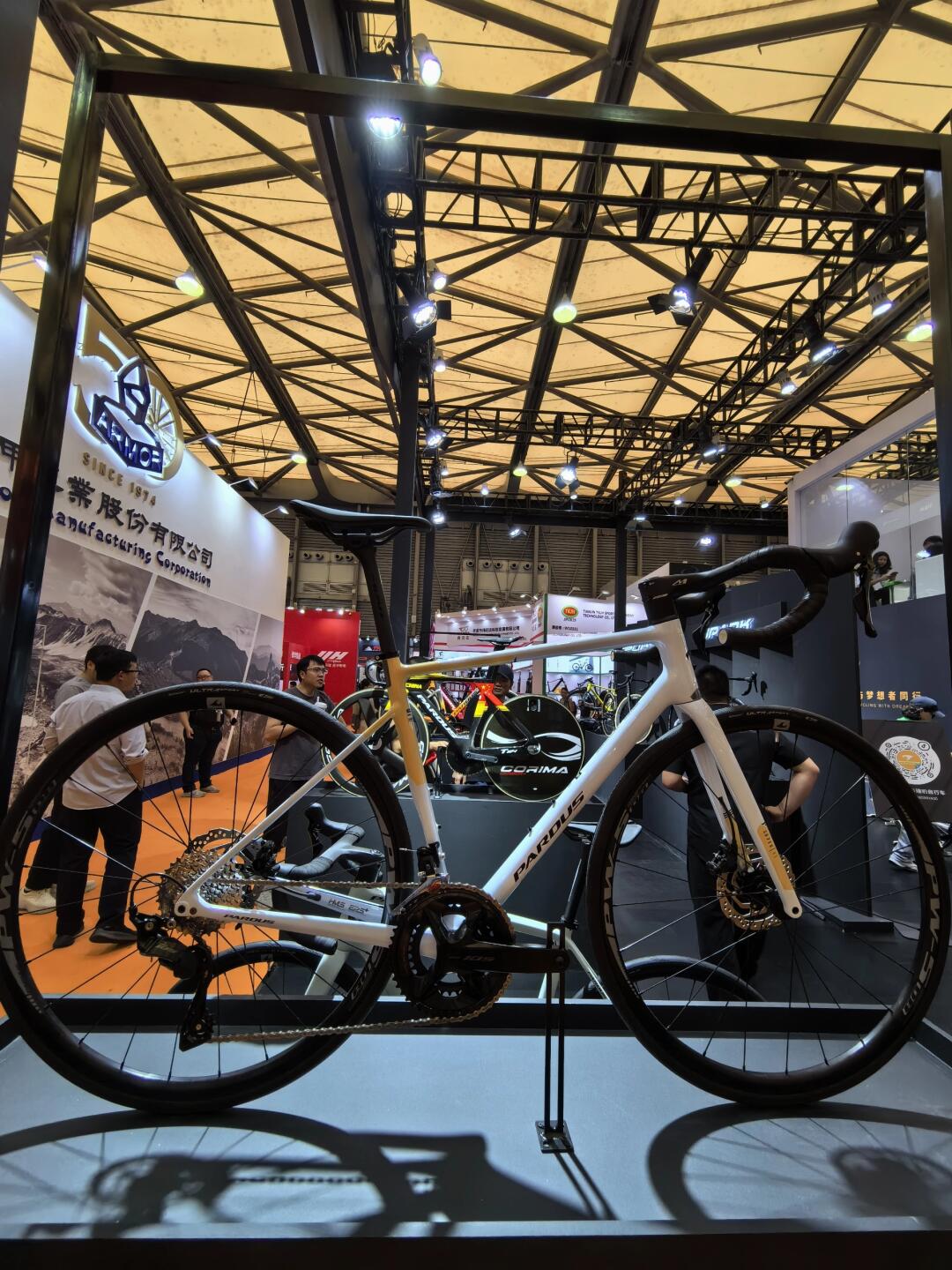 自行车展新款上市抢先看 实车看过之后,别的都不爱了 看车架几何及
