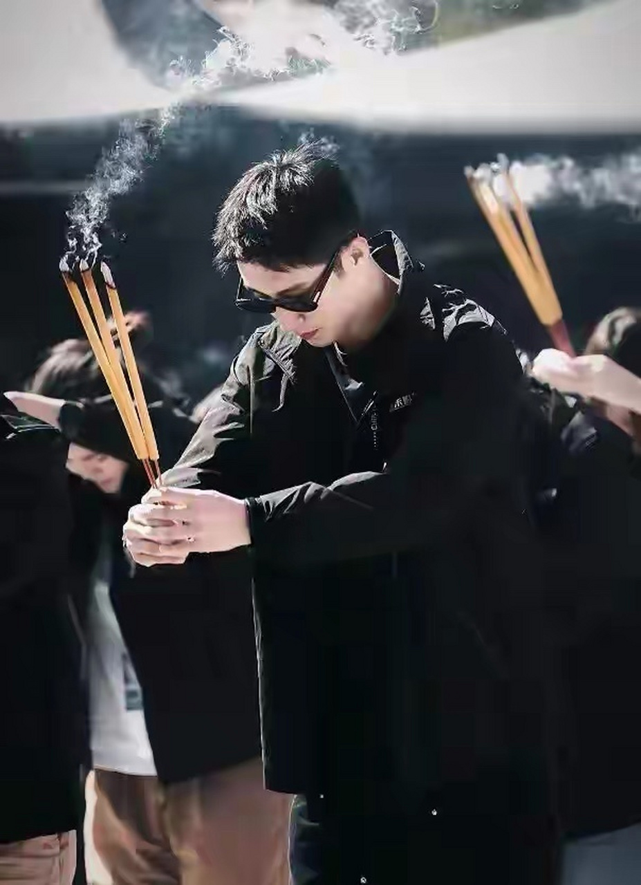寺庙门口上香的黄景瑜,这几张照片也太有氛围感了