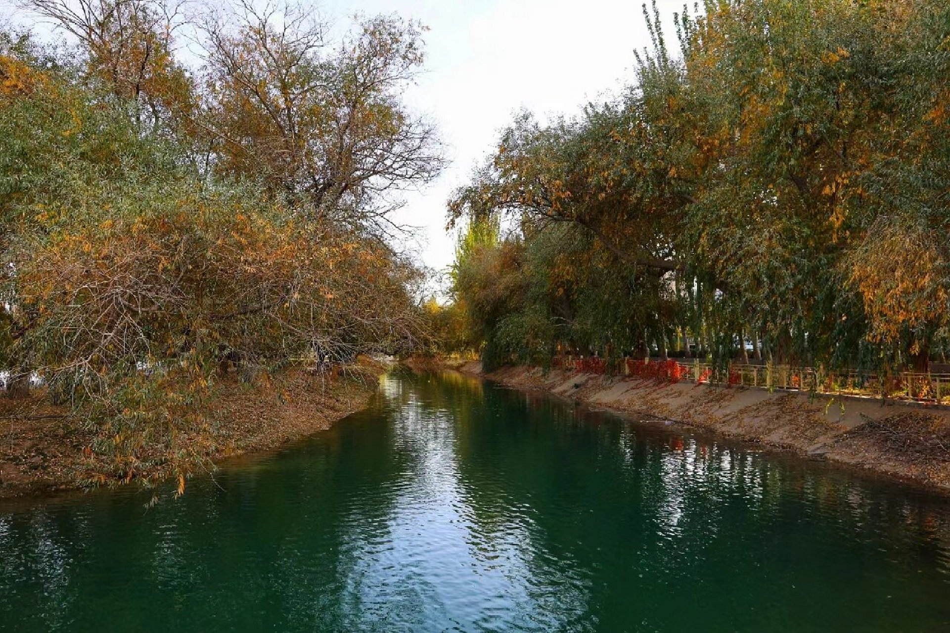 新疆和田昆仑湖公园 昆仑公园是和田地区最大的公园,占地88000平方米.