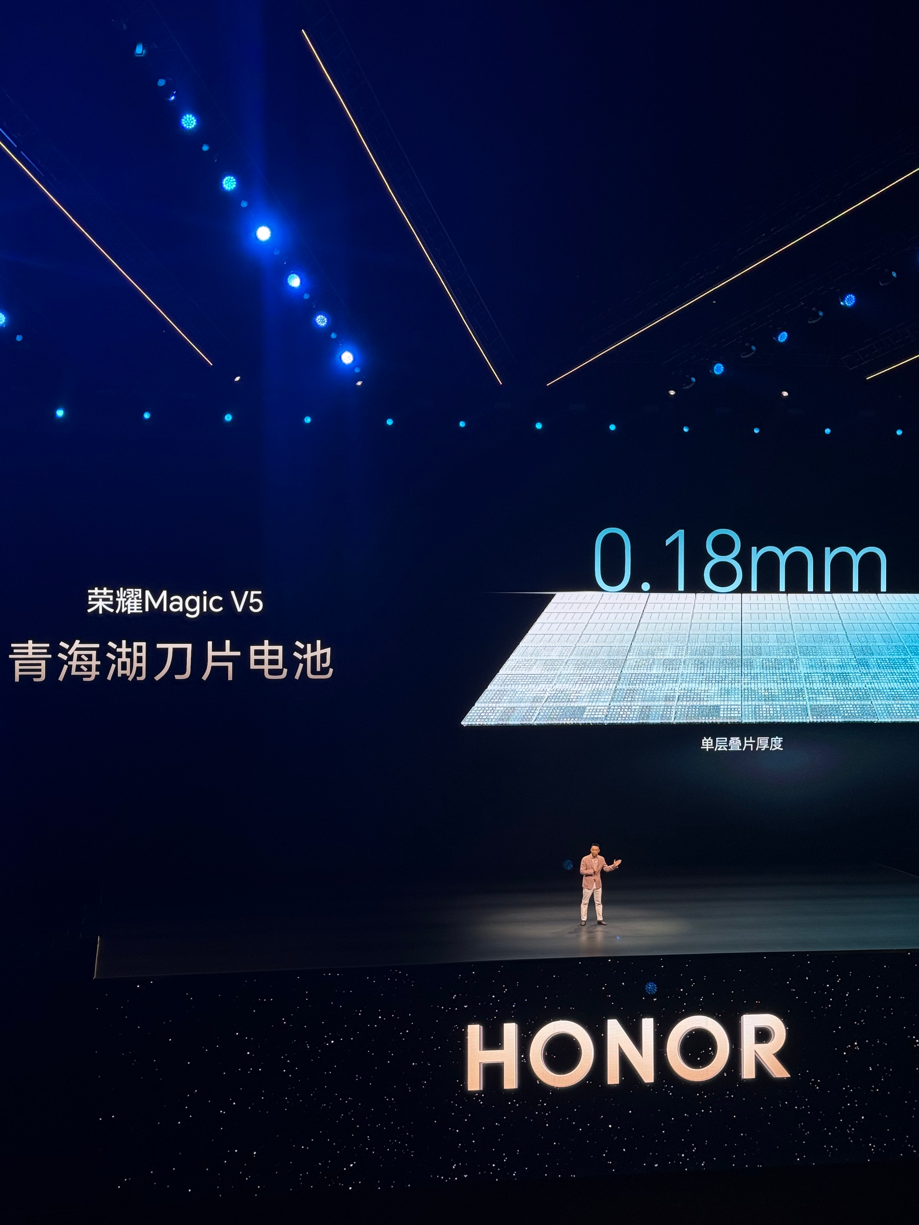 荣耀这次够卷,电池单层 0.18mm,用电池做单片切豆腐,这策划搞得不错