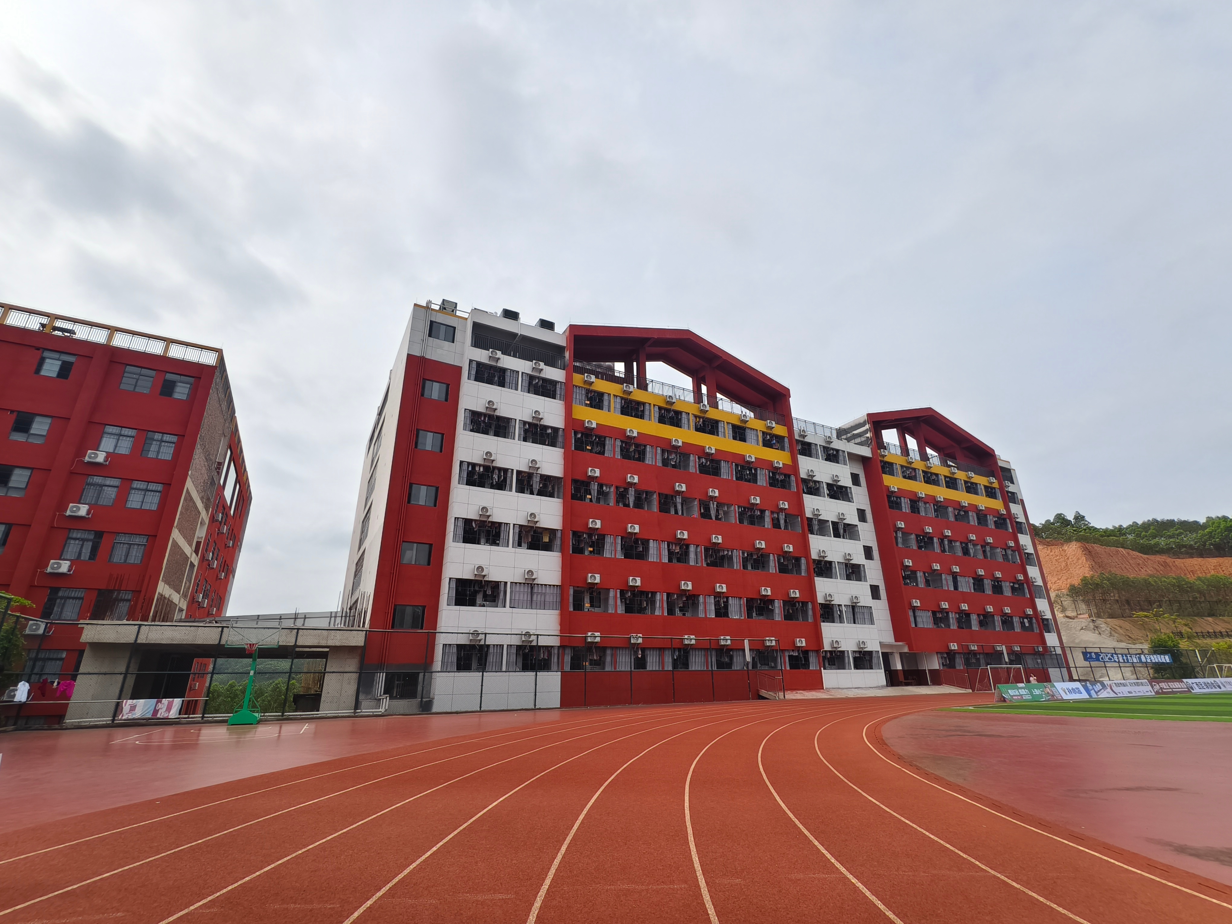 高校教师迟到1分钟被认定教学事故近一个半月时间,学校已经通报了六七