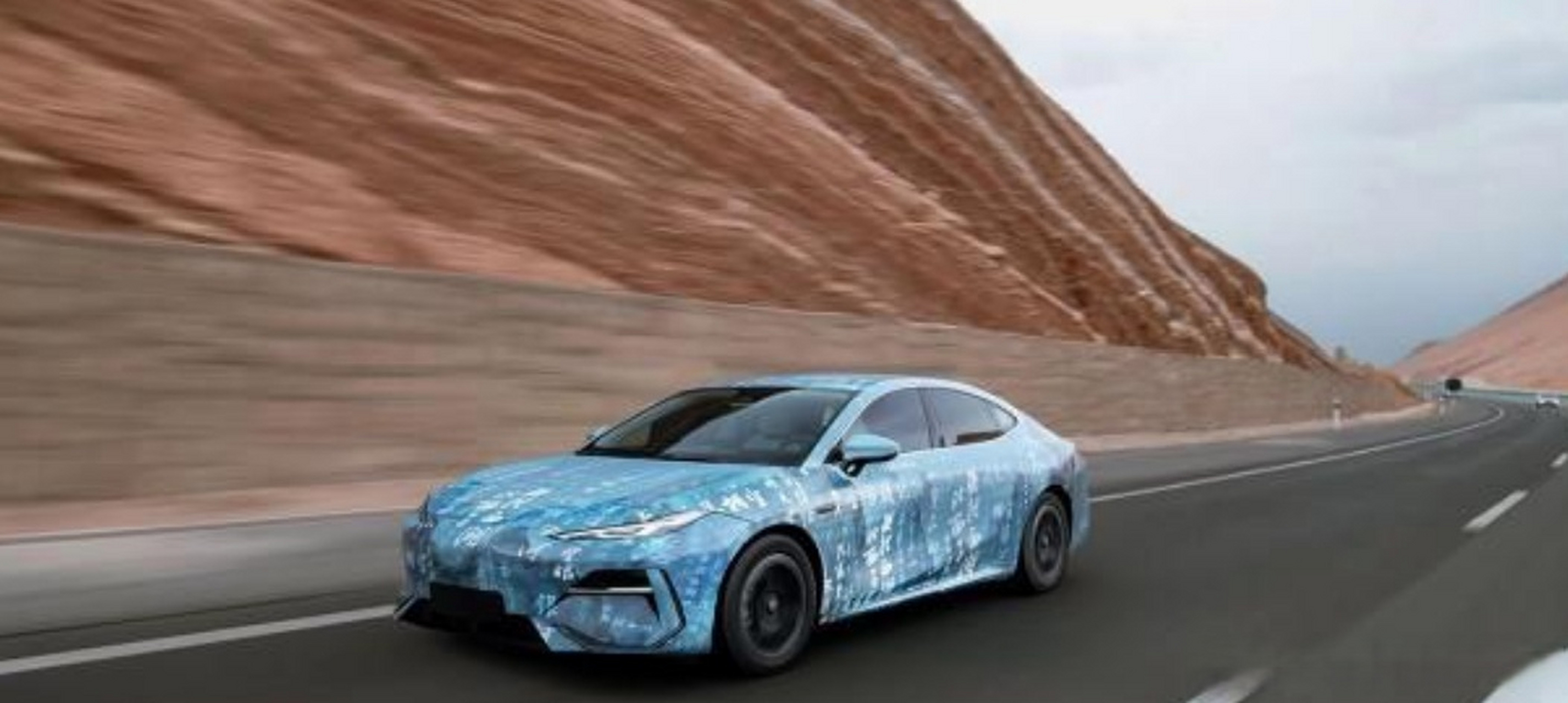 【吉利银河 e8 路试谍照曝光,四季度上市】近日,有网友曝光了疑似吉利