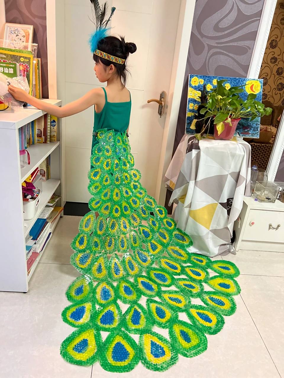 六一环保时装秀——自制孔雀尾巴    妈妈的潜能是无限的,参考了姐妹