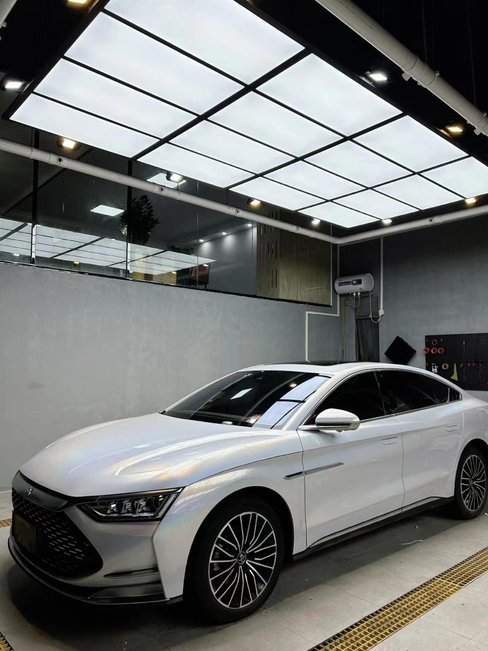 比亚迪汉dm改色七彩镭射白.