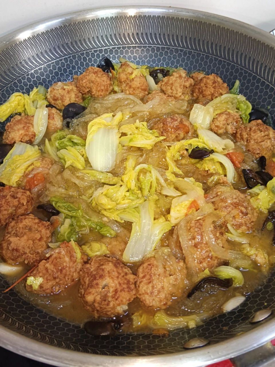 烩菜丸子新鲜滑嫩,汁多味美 白菜烩一烩,一点也不腻人