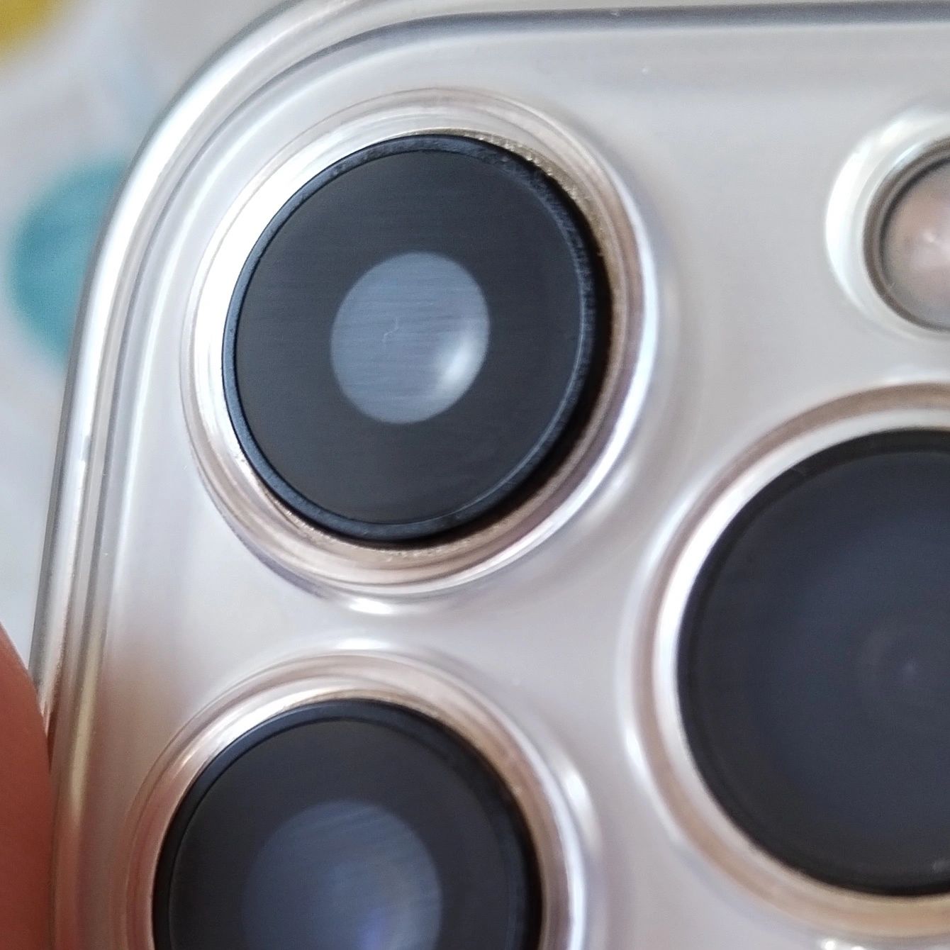 iphone 13pm摄像头的细小划痕 刚入手iphone没多久就偶然发现镜头上有