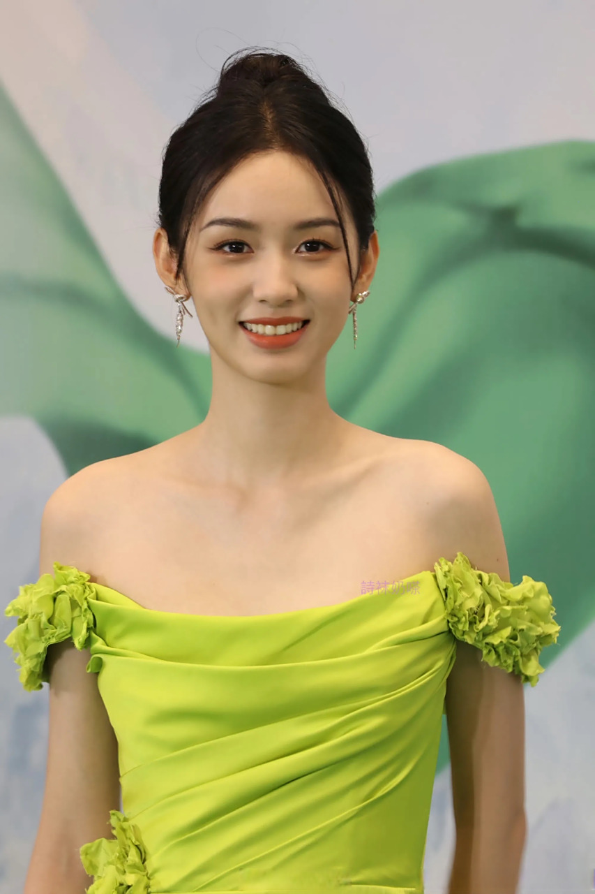 周也生图,人是美的,牙是黄的.