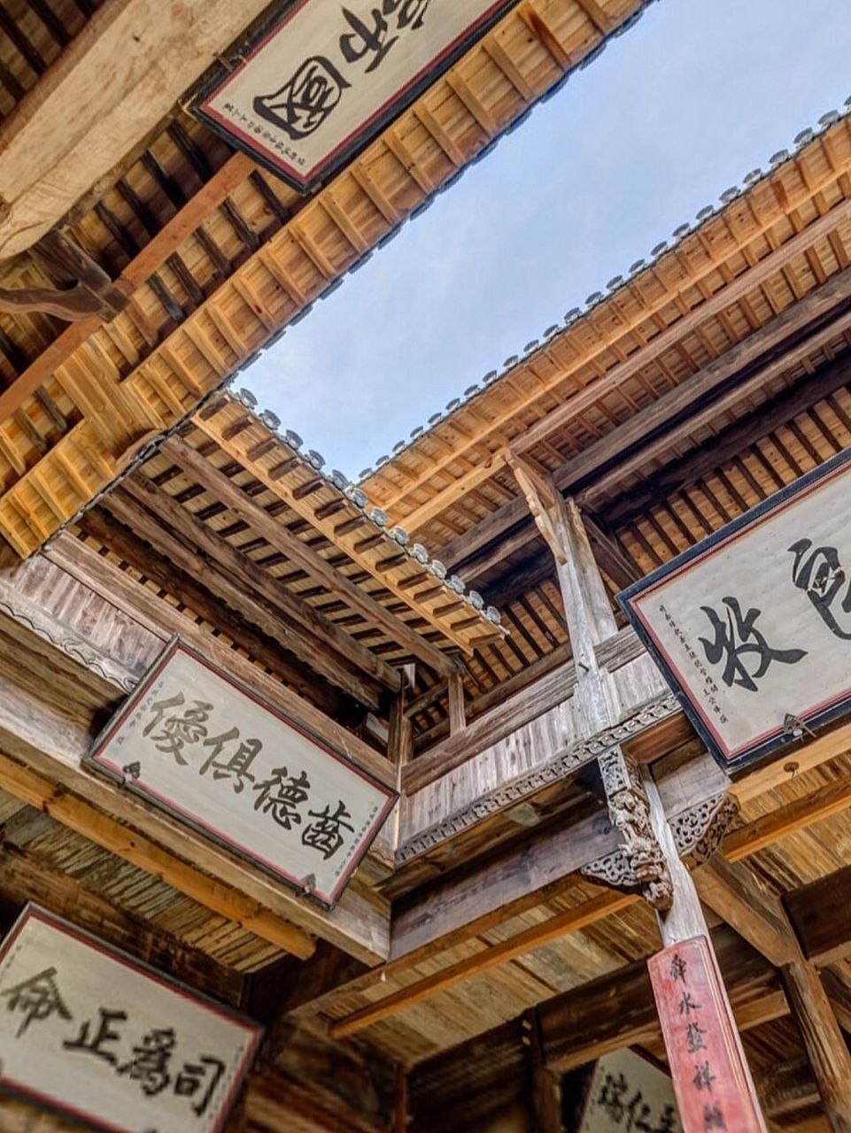 中国传统村落历溪村,位于安徽黄山祁门县,群山环抱,自然环境秀丽,号称