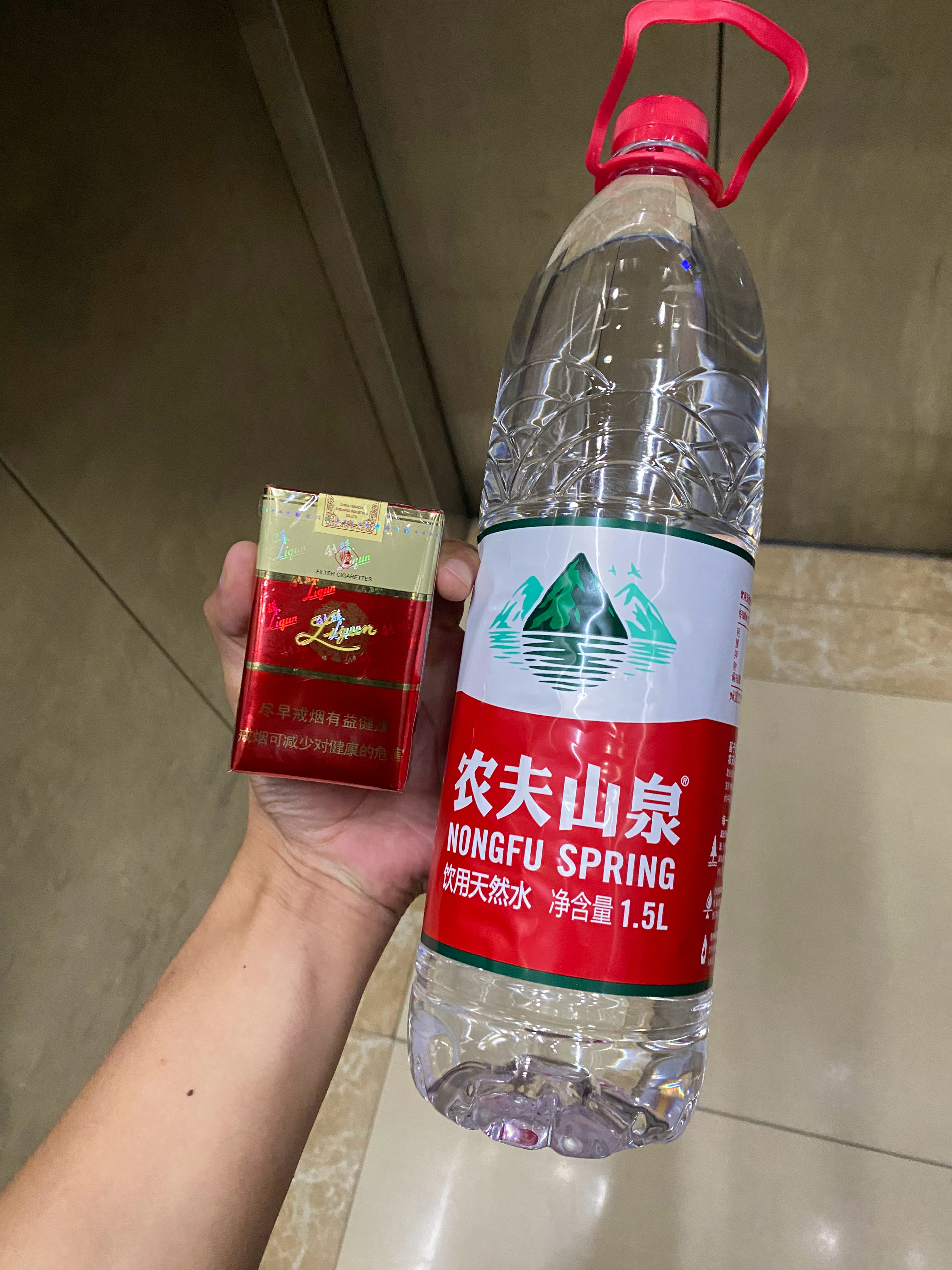 一瓶水一包烟