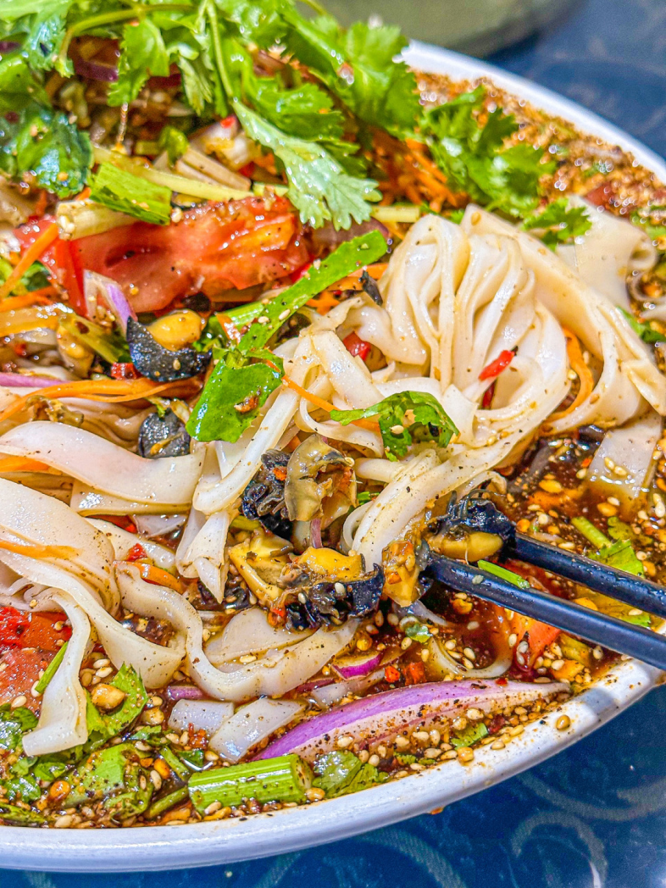 只有本地人找得到的凉拌螺蛳米干9999 好吃哭了!