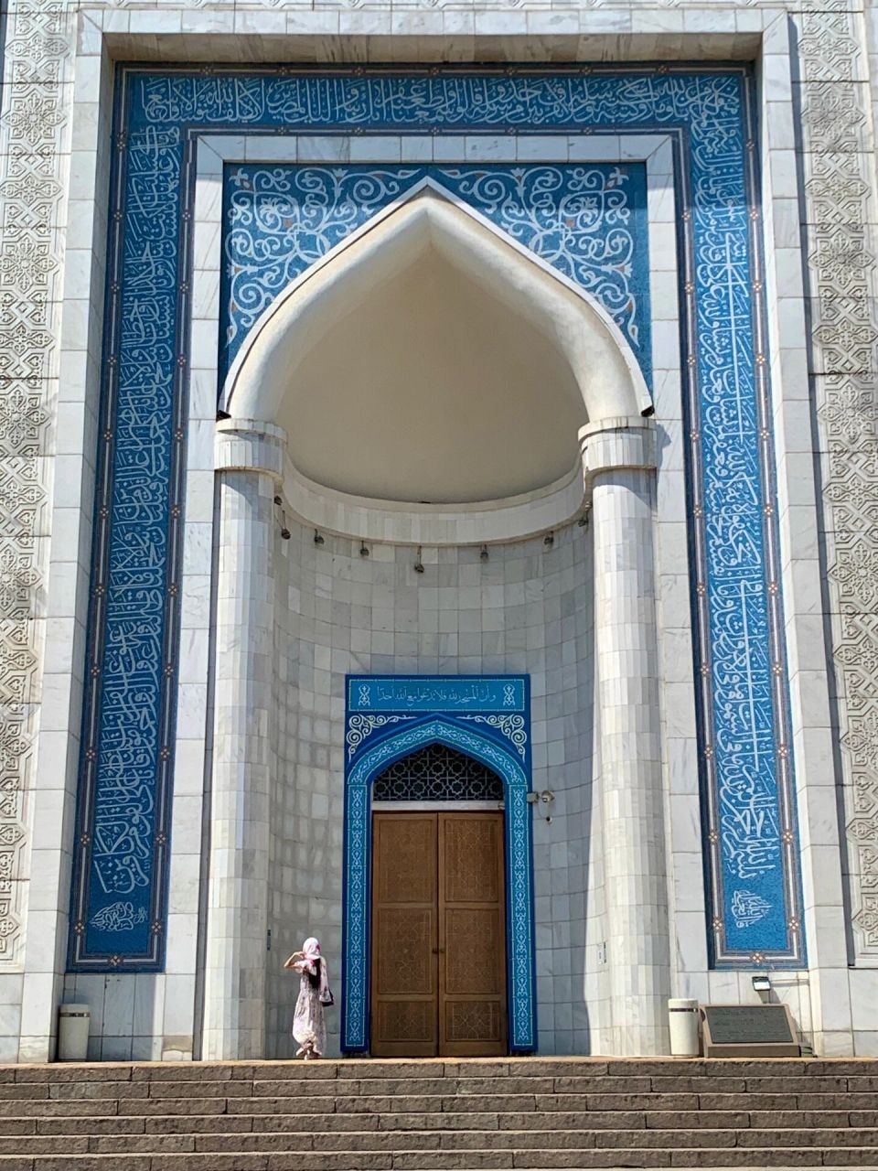 阿拉木图中央清真寺 清真寺拍人像挺好看的,随便抓拍的一个路人甲