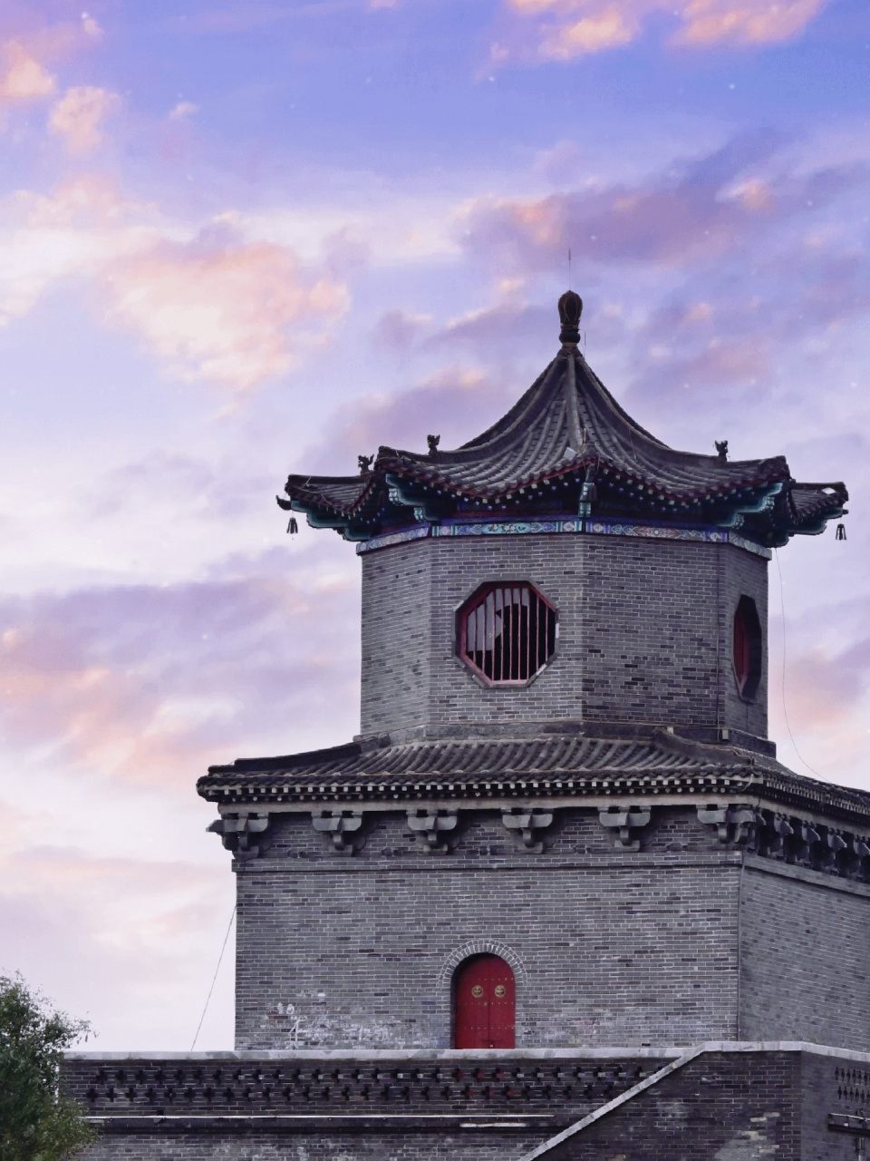 山西第一高塔:汾阳文峰塔    汾阳文峰塔为一座标准的古代文峰塔,不同
