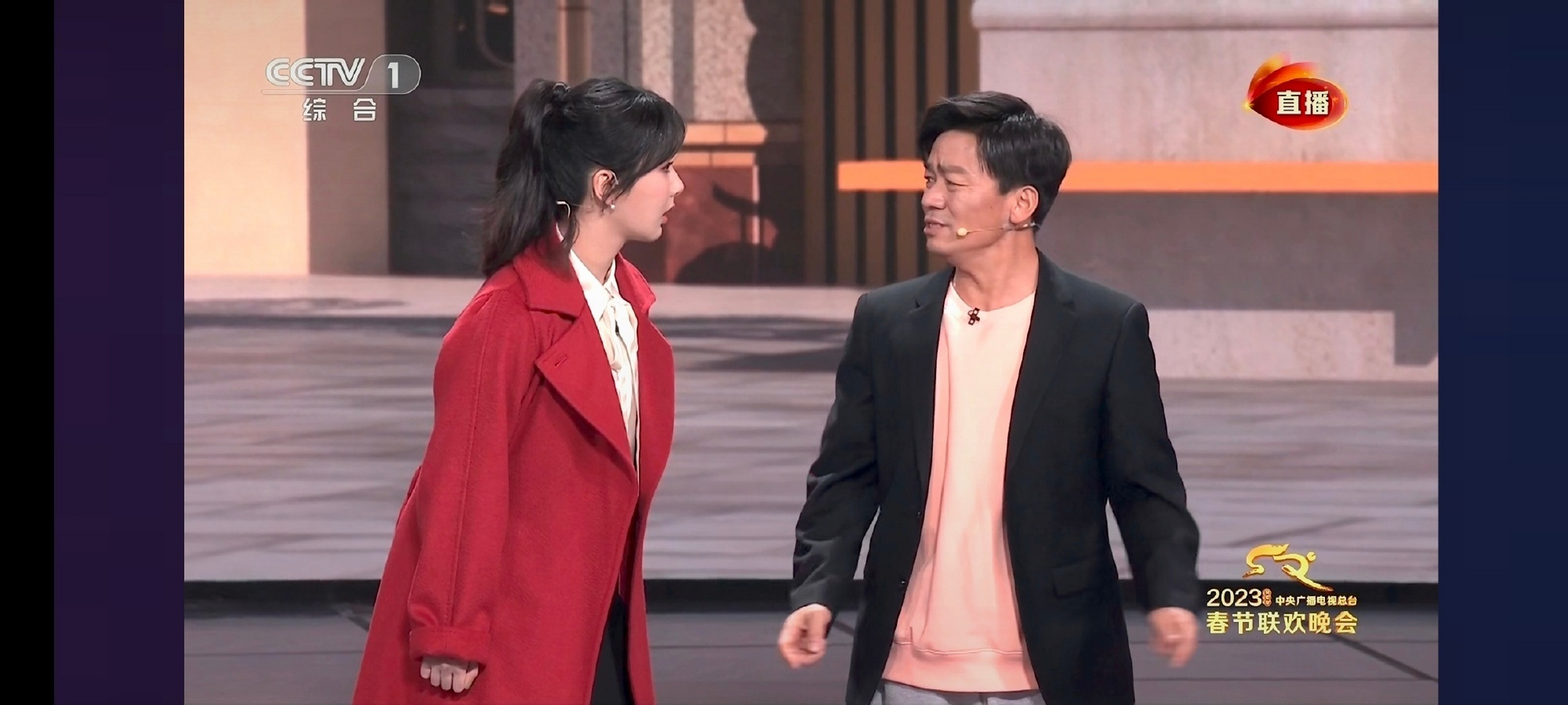 杨紫春晚小品换造型啦!不是黄色风衣,是红色大衣!