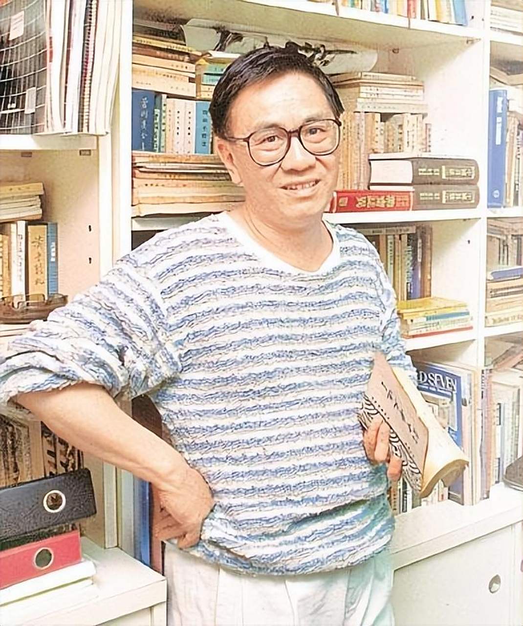 黄沾在香港被誉为当代李白,文曲星转世,公认的词曲双绝,辉黄二圣,词坛