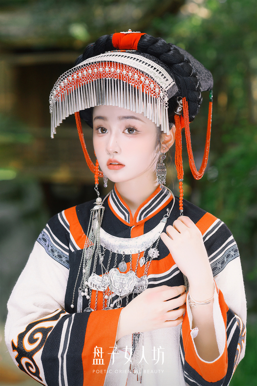盘子女人坊#  彝族少女真的太好看啦~93 红黑白的极致配色,简约又