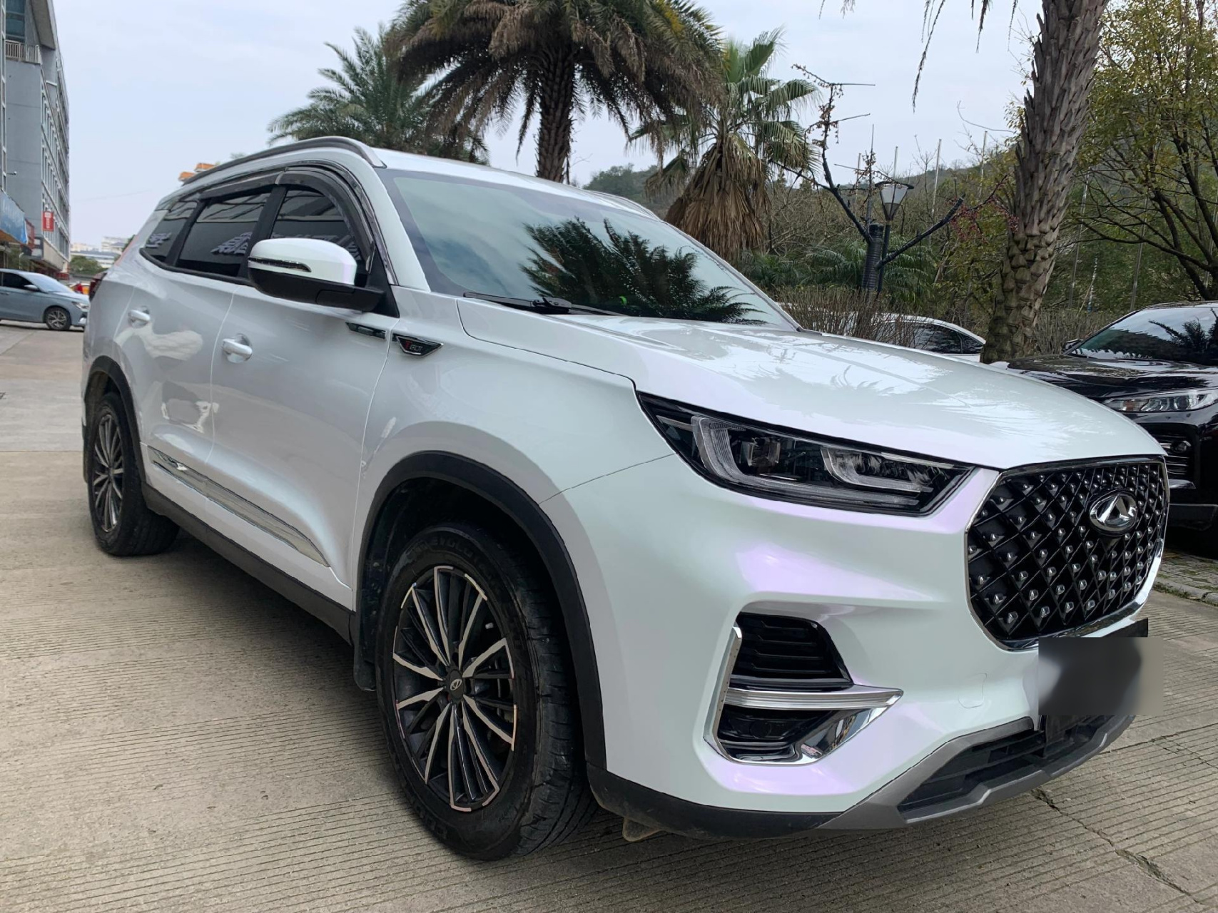 瑞虎8p改色钻石白魅紫 一个具备低调又别具一格的白变 阳光下独特的美