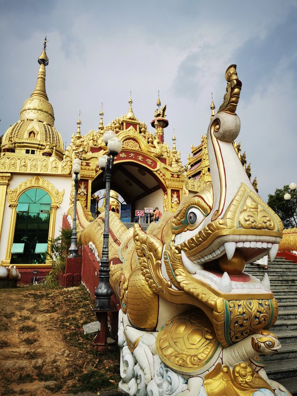 勐焕大金塔 芒市标志性建筑 99勐焕大金塔坐落在云南省德宏州芒市