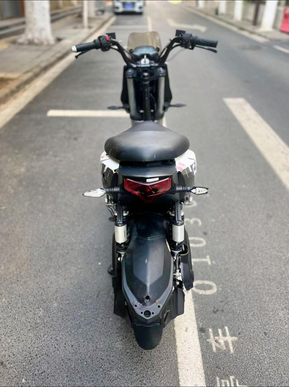 精品绝版车型雅迪x5电动车,72伏20安铅酸大电池,液晶显示屏,弯把龙头