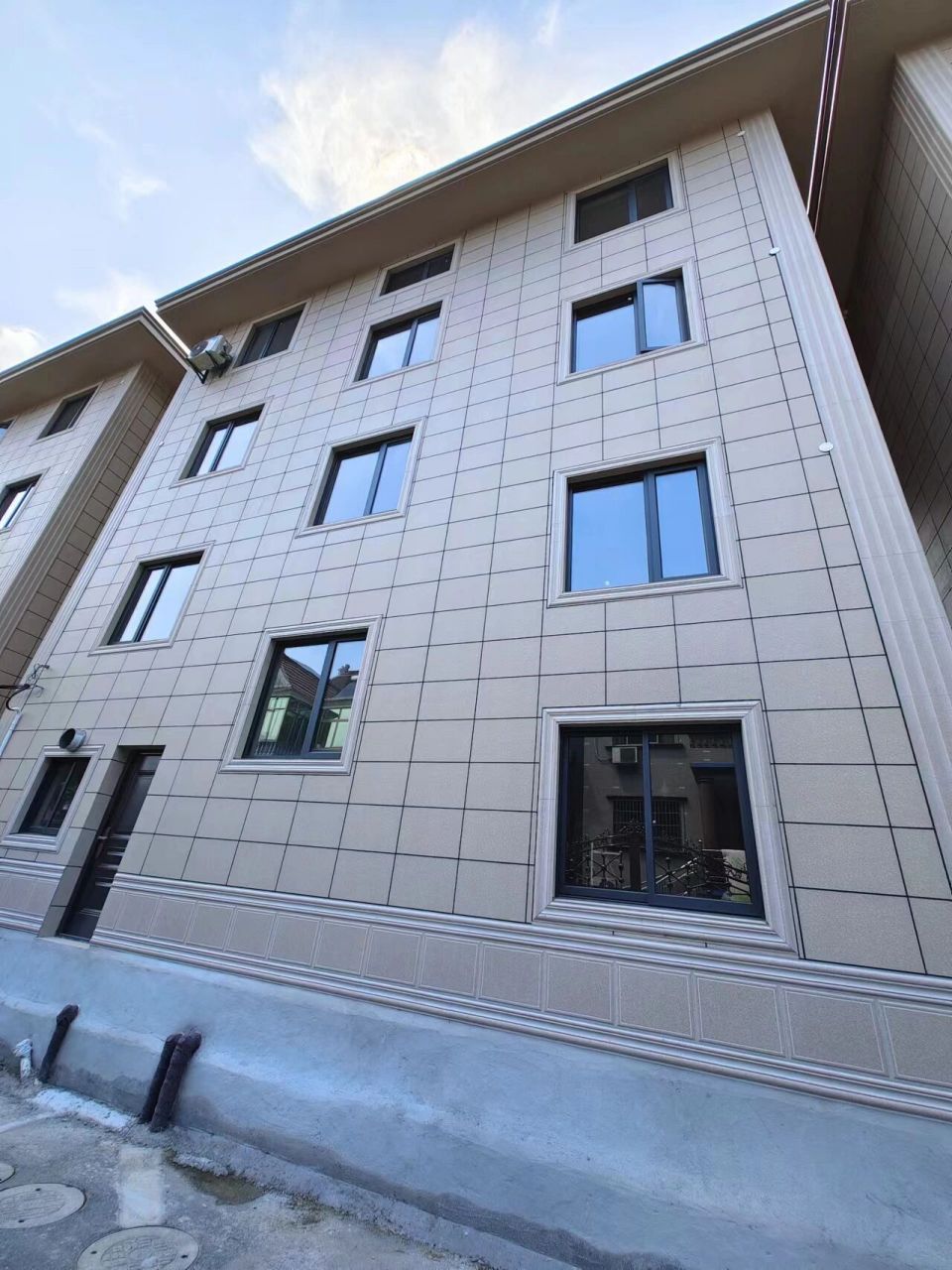 别墅外墙瓷砖窗线墙裙罗马柱配套简单大气