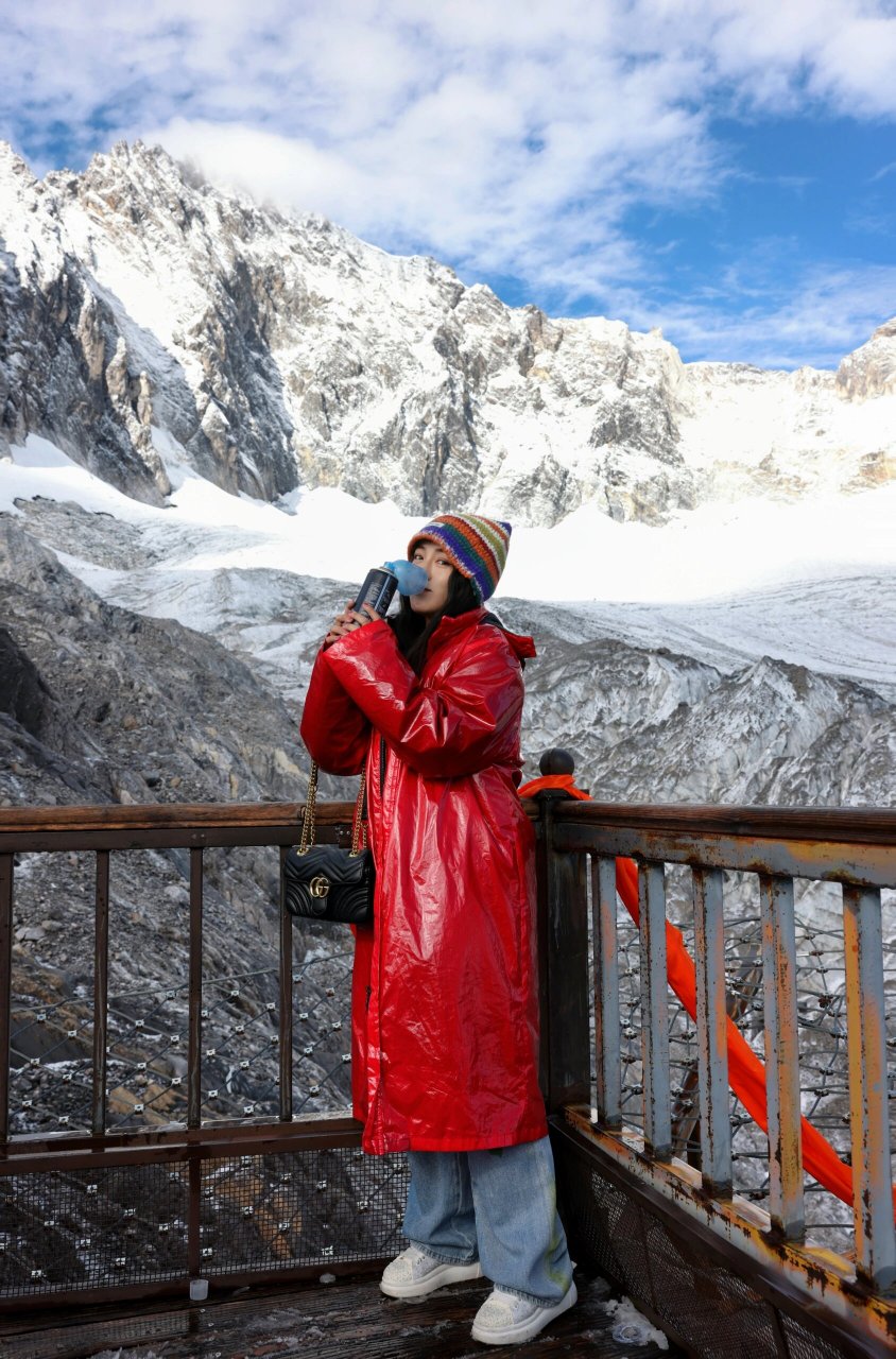 外加50多一瓶的红景天口服液,并且告诉你每人必须两瓶氧气一支口服液