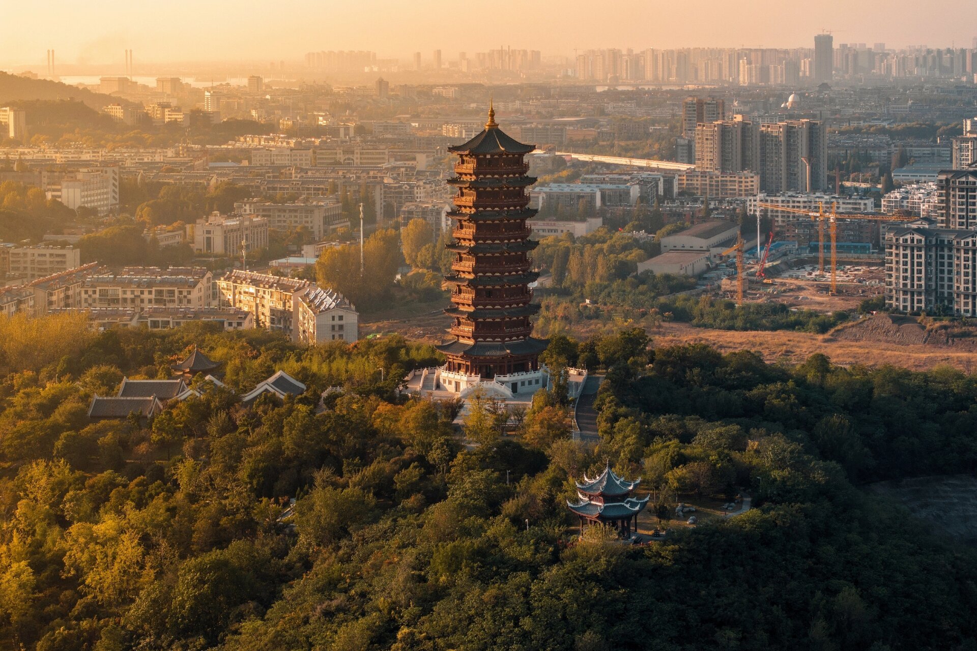 襄阳风光/夕阳下的岘山亭 岘山亭又名岘首亭,位于襄阳城南2.