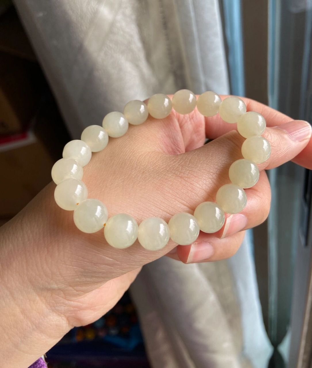 和田玉蜂蜜水手,晴水手串 大的是卡10的蜂蜜水色,小的是卡8晴水色.
