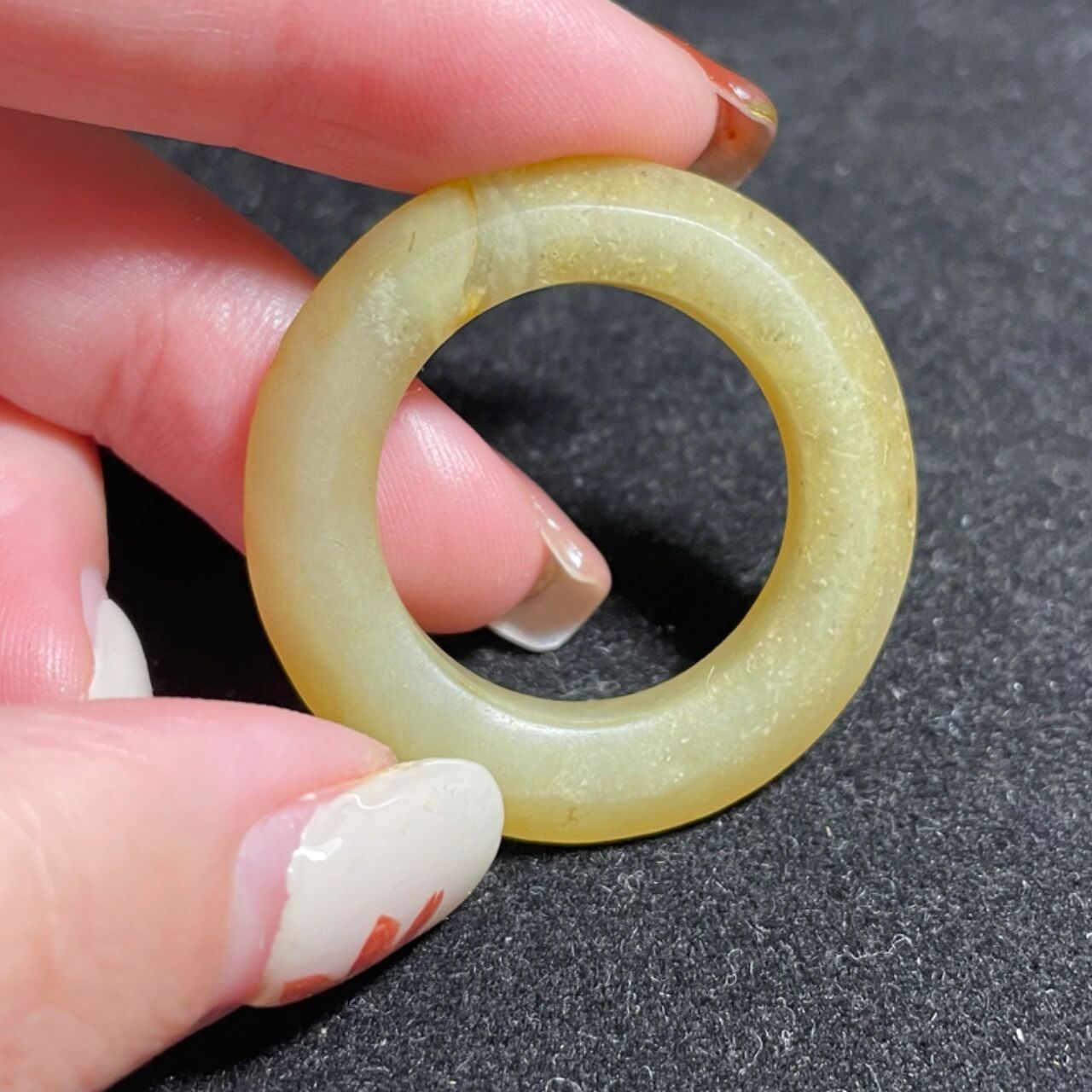 汉代三才环 玉环以黄玉为材,玉质致密温润,光气熟润,局部受沁,随玉环