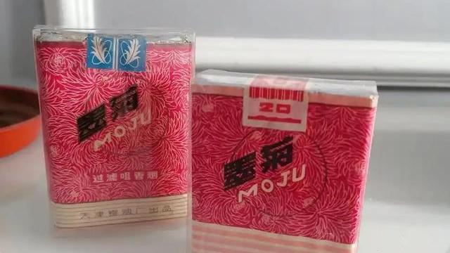 介绍了中国曾辉煌一时的老香烟品牌,如墨菊,春城,飞马,大港,金象,甲