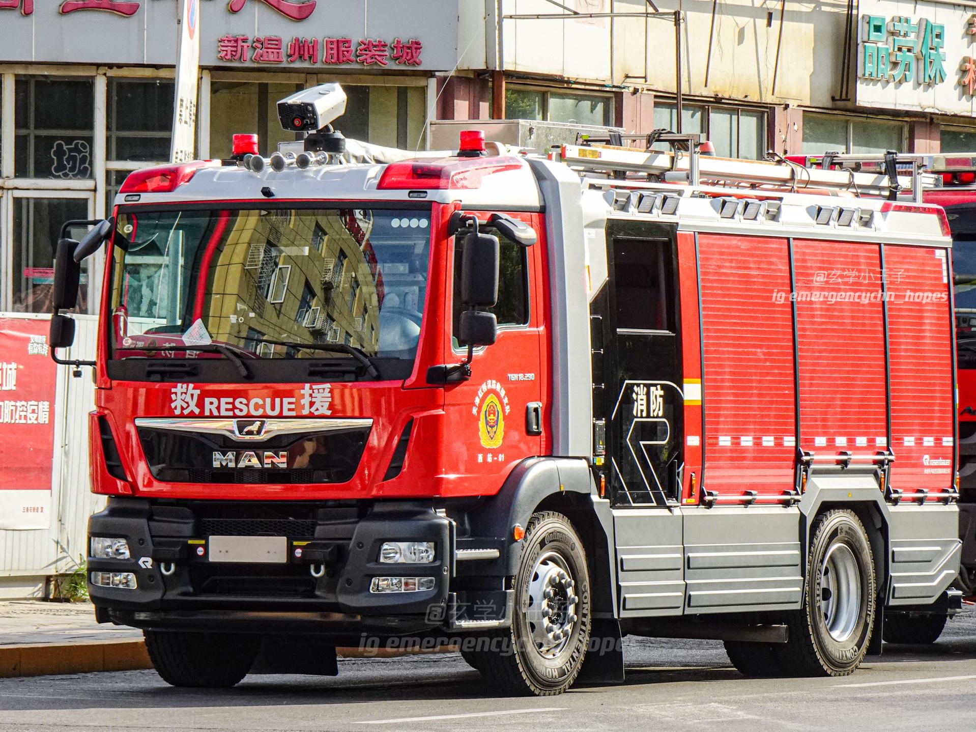 精致而小巧的工艺品 欧洲某厂生产的at3城市主战消防车,隶属于天津