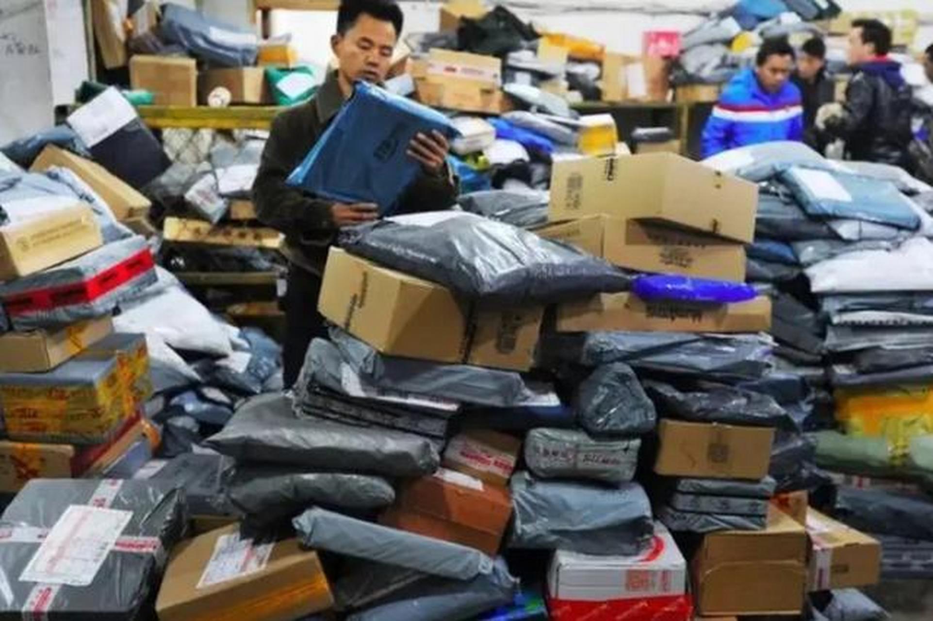 【快递新国标征求意见 免费送货上门或有"次数限制"】快递近日,国家