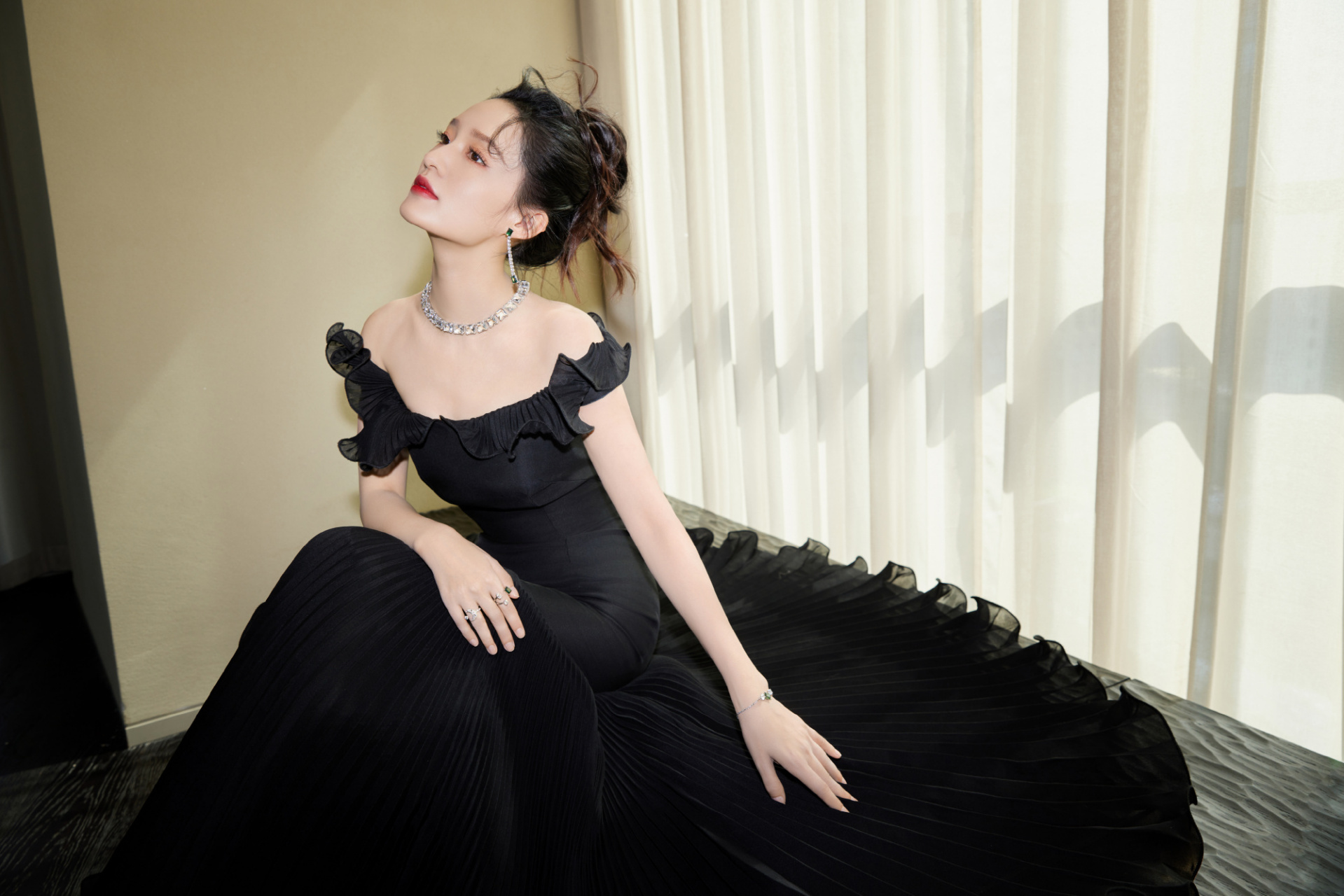 李沁黑色抹胸鱼尾裙造型大片:美美的黑天鹅,完全符合我的审美标准