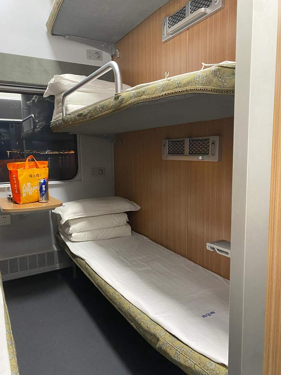 动车08硬卧初体验 完美踩坑00=避雷指南 上周临时要去趟南昌,买的