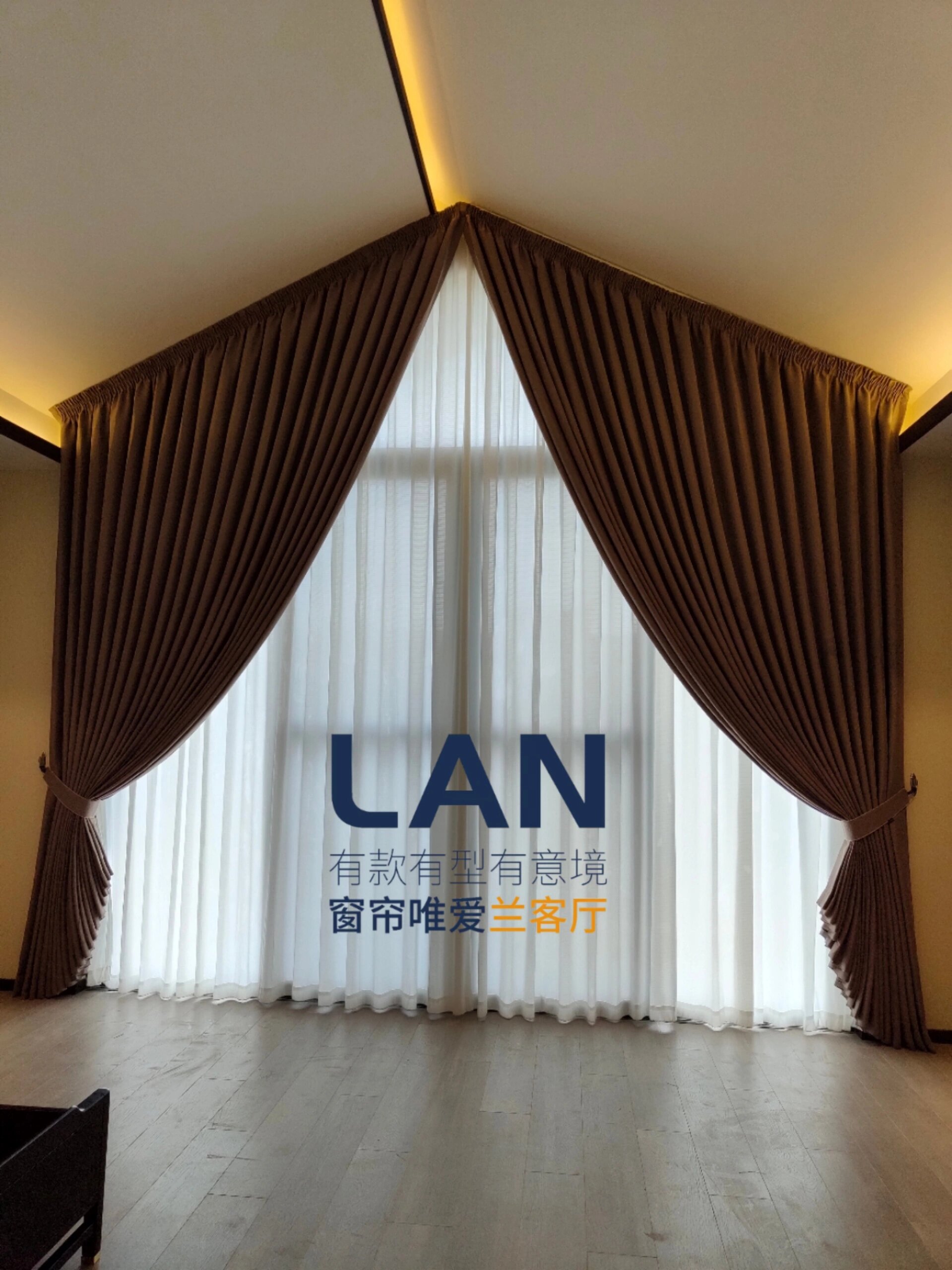 深咖色窗帘让家秒变高级感       咖色是一种永不会过时的流行时尚色