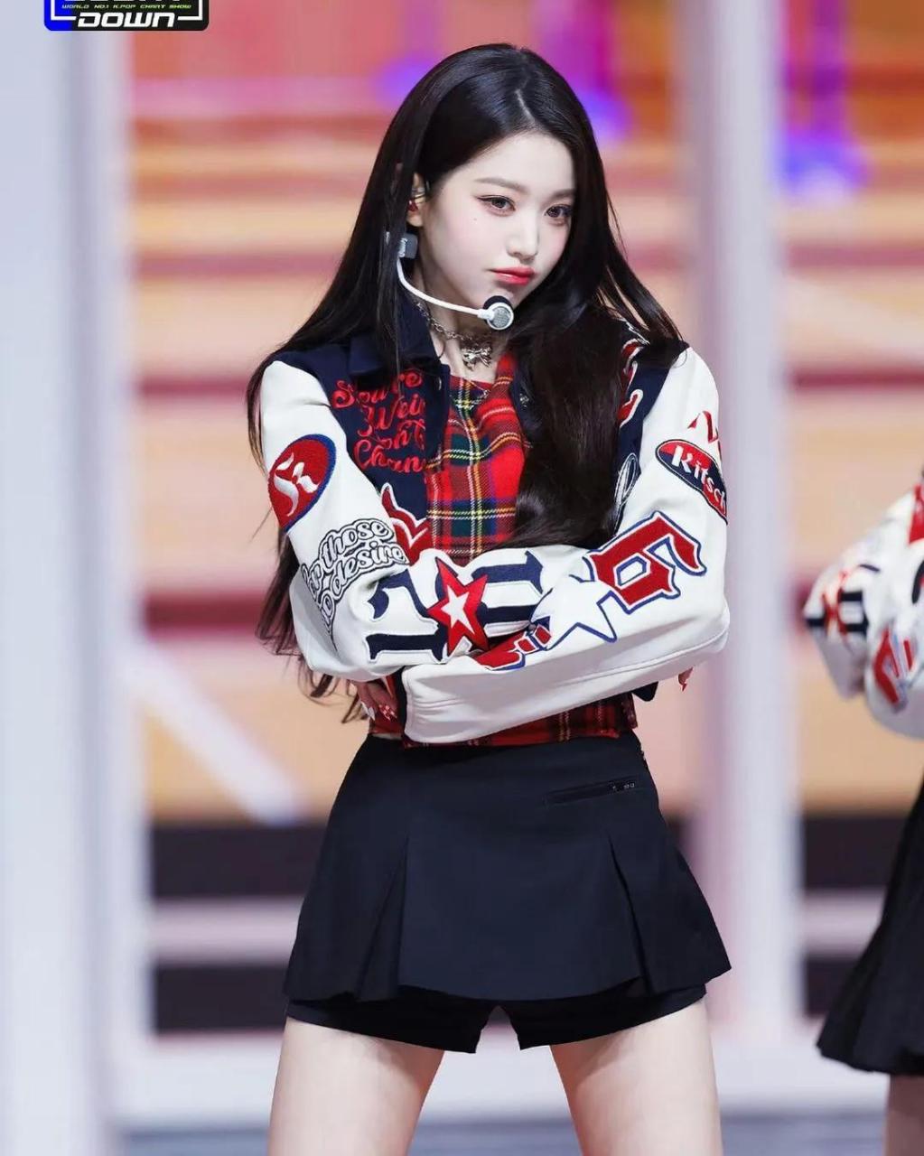 韩国顶流女爱豆张元英,据说她的颜值身材都很在线,你们觉得呢?