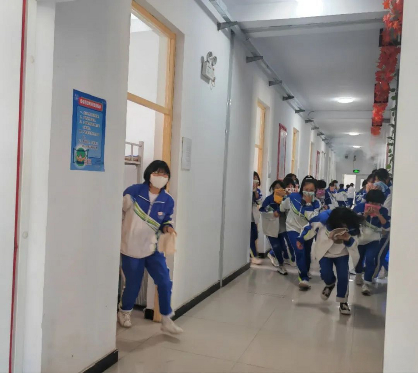 【巨鹿中学开展紧急疏散演练活动】 "生命至上,安全第一".