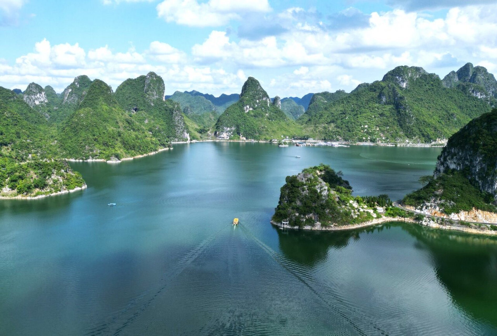 82广西上林的大龙湖,属喀斯特溶岩地貌高山平湖型自然风景旅游区