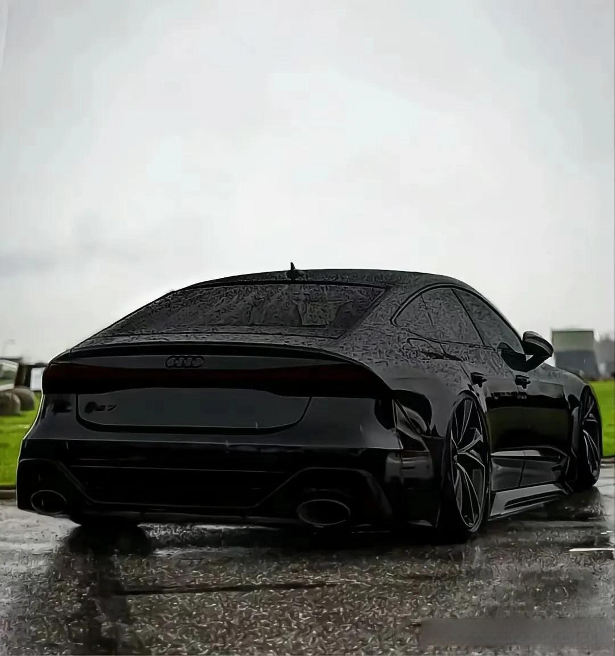 第一次看到这台黑武士奥迪a7l,是心动啊!很小资啊!