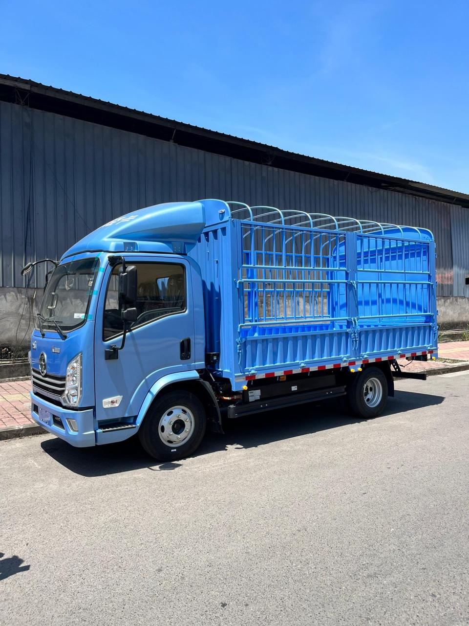 陕汽德龙4米2新能源高栏货车,整车配置丰富,搭载宁德时代81/100度电池