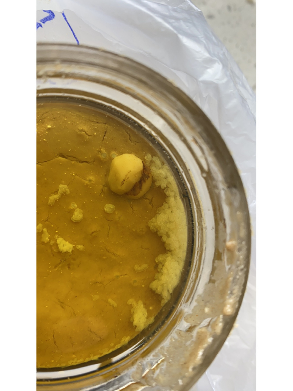 大家帮忙看看这瓶芝麻酱是不是已经坏了吃不成了?