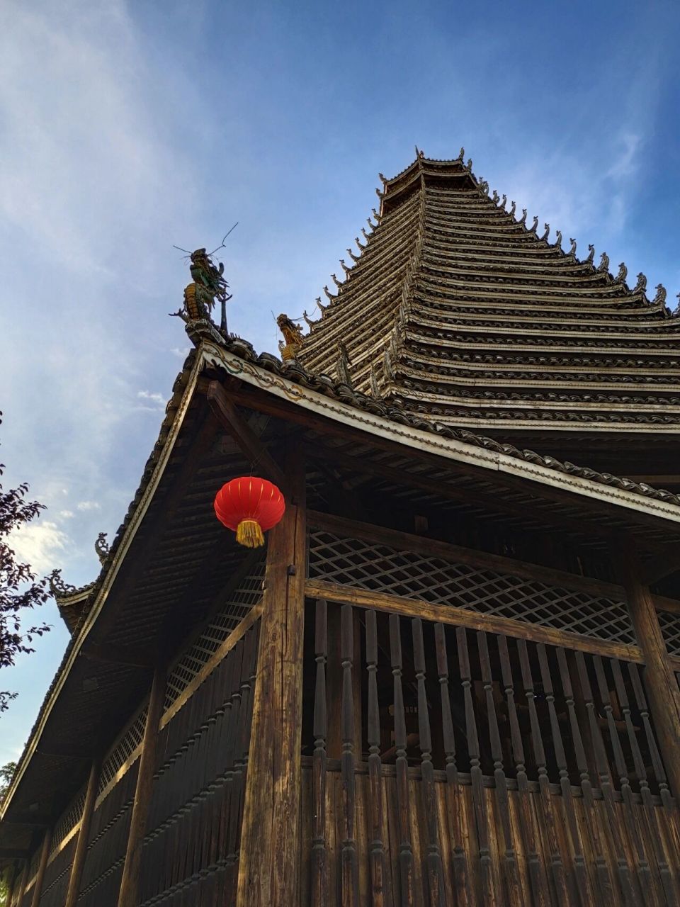 三江大侗寨景区其实就是在三江县城里的几个景点组成的:三江鼓楼