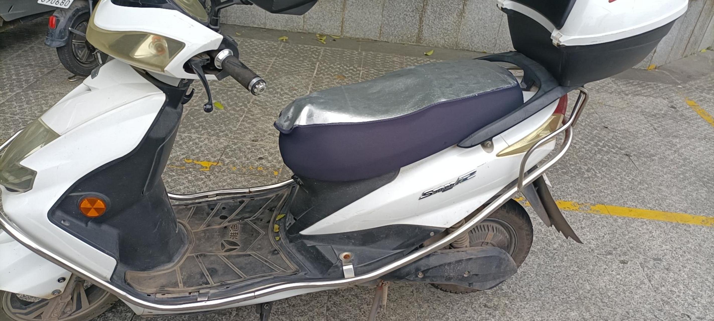 雅迪铂金版电动车,成色白靓,功能完美,60伏5个天能石墨烯门电池,电池