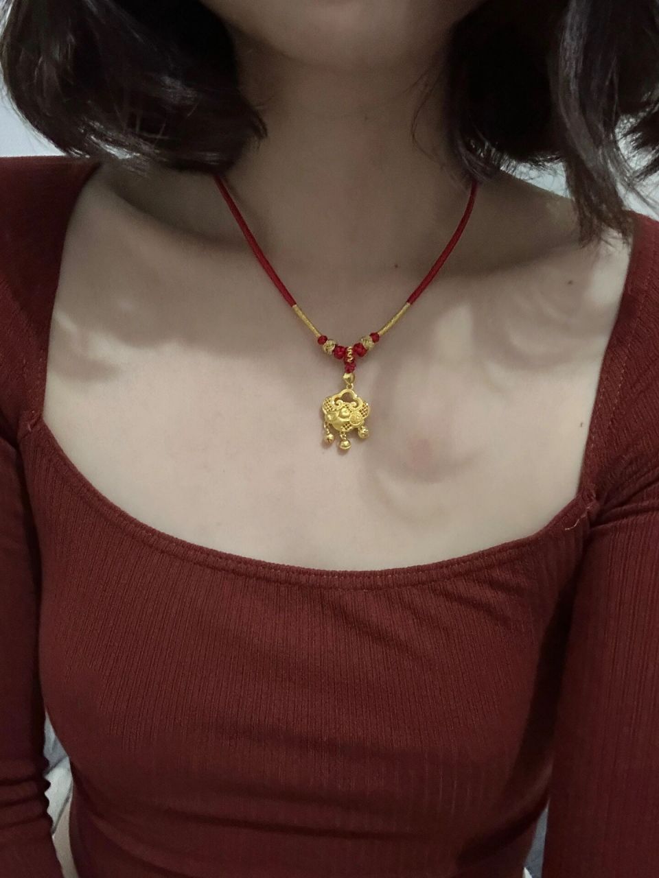 编绳小金锁 好看是好看但是带起来好难搭衣服哦,还是得配条小项链