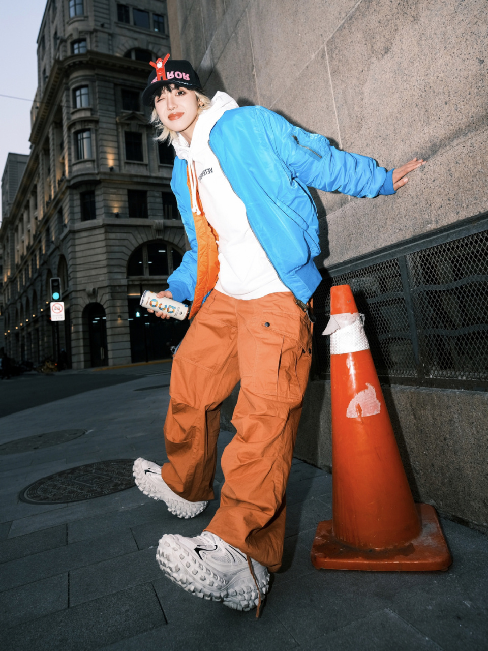 给我一种能量满满的感觉 随手拿了瓶跟穿搭一样蓝橙配色的芒果味oca