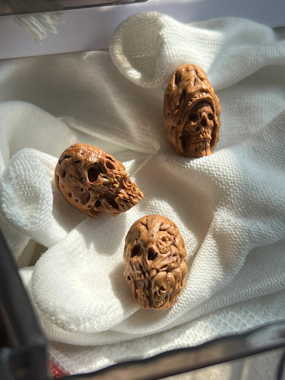 辛巴手作 桃核雕刻骷髅 辛巴手作 桃核雕刻骷髅 对孔20.4对耳15.