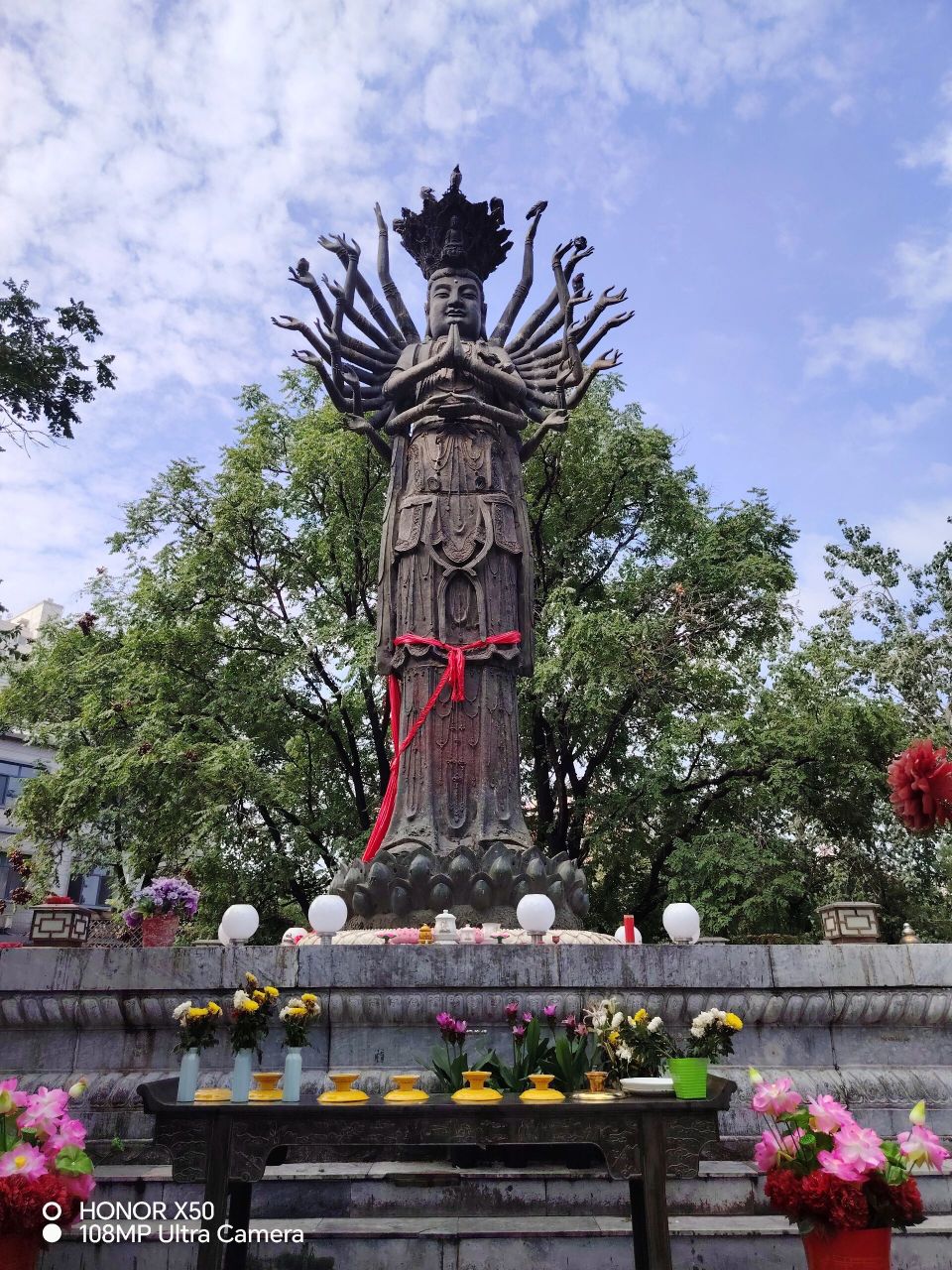 北京最大最美的铜观音像 万佛延寿寺铜观音像,高8米,共24只手臂,头饰
