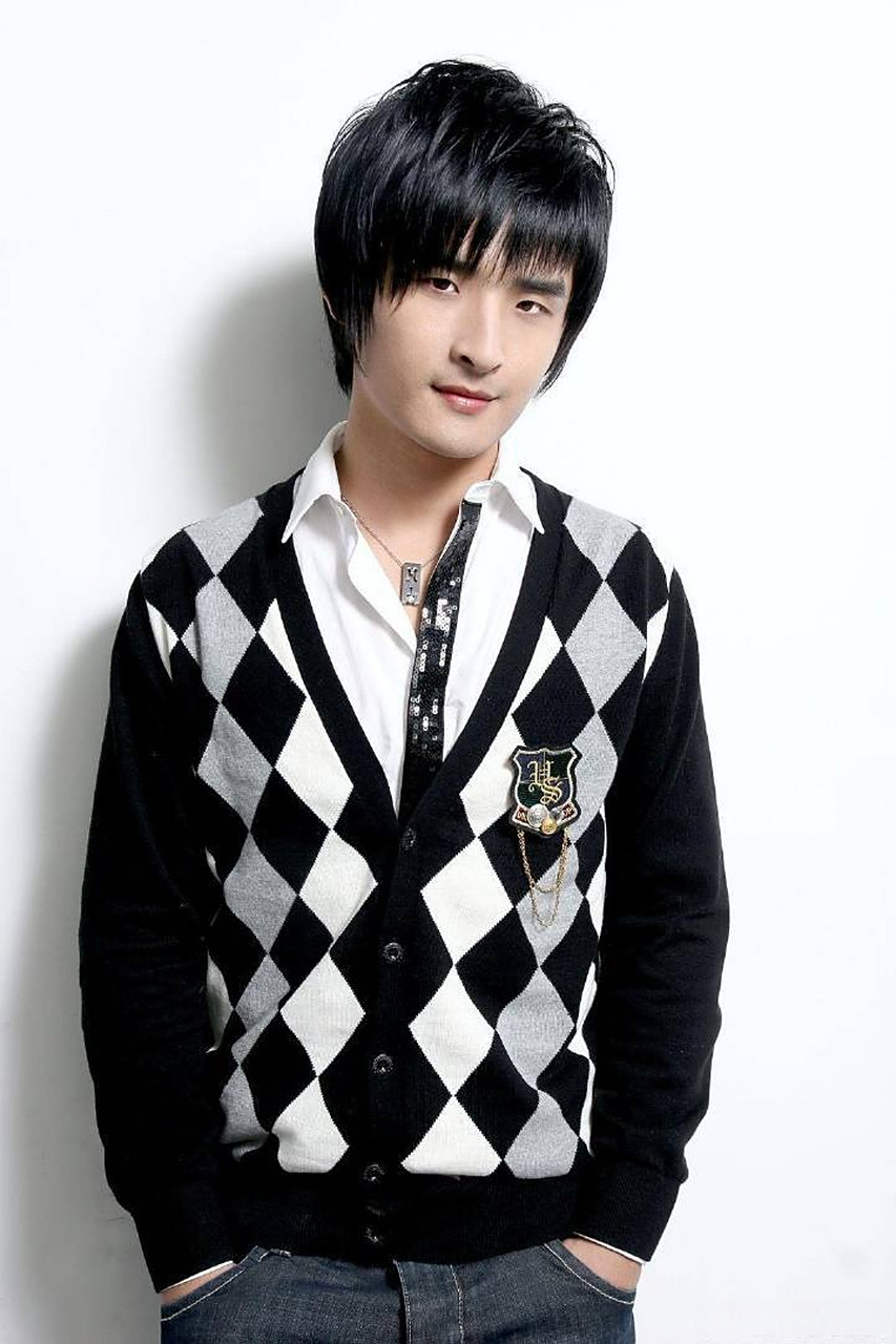 张远早年杀马特造型##张远晒自己早年间照片# 被张远的杀马特笑到了