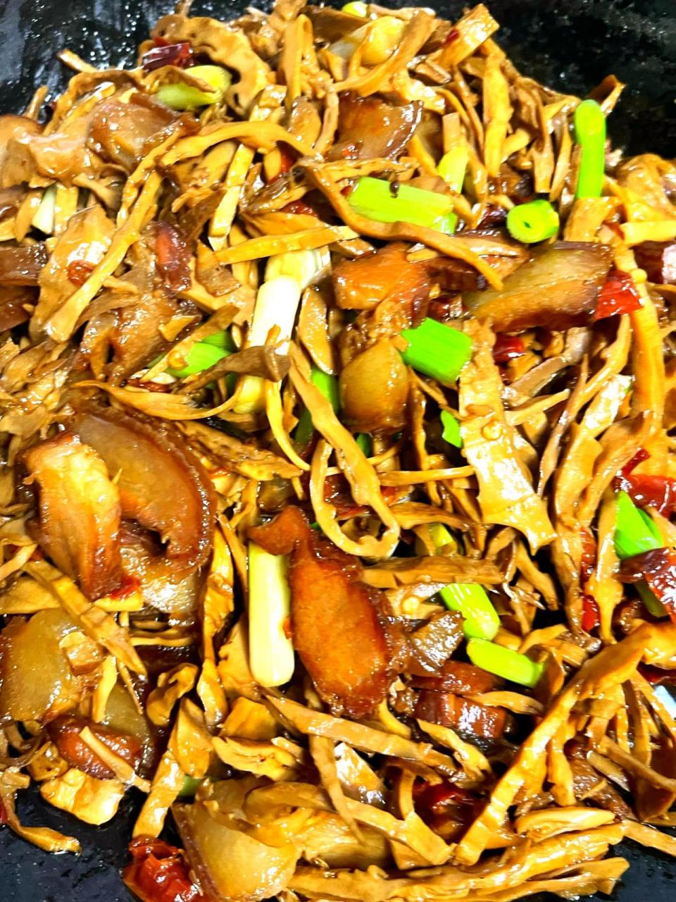 笋干炒腊肉,老家酒席必不可少的一个菜品 笋干炒腊肉,有多少朋友吃过