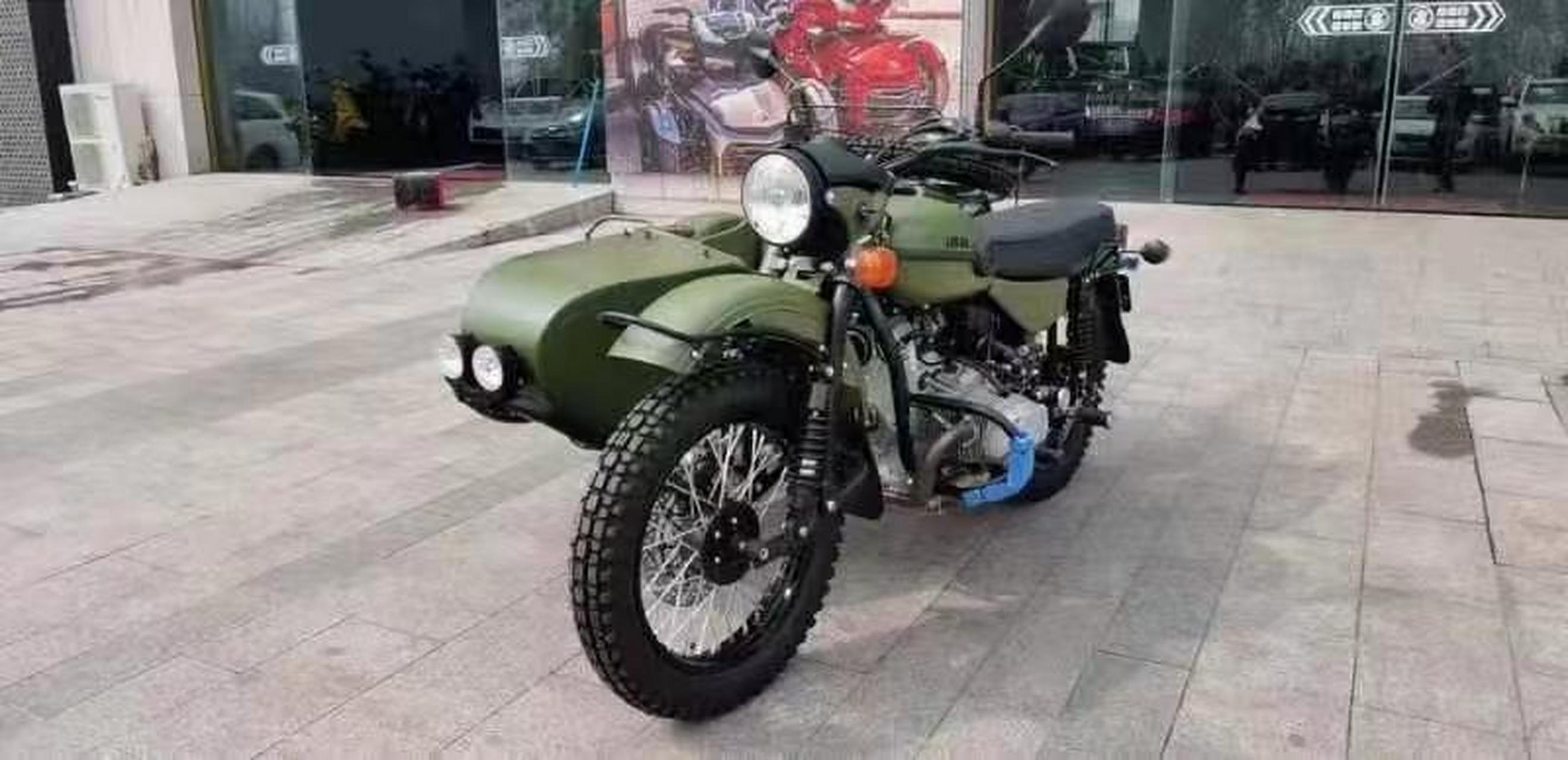 特价出:全新乌拉尔装甲兵挎子边三轮摩托车.